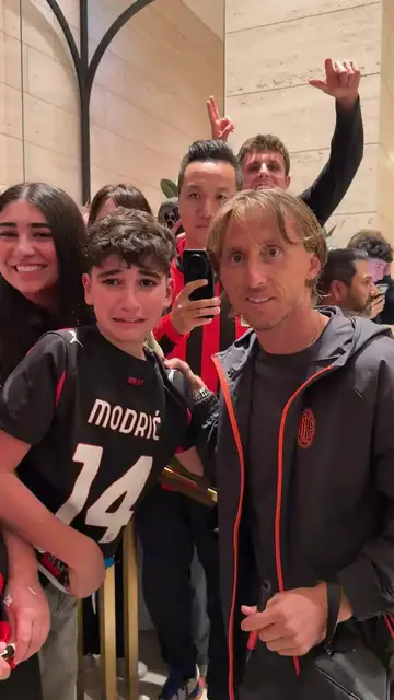 Video thumbnail for Emotional Young Fan Meets Football Hero in Perth