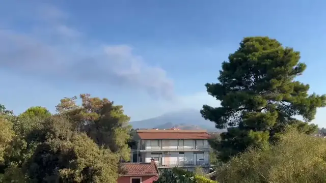 Video thumbnail for Italy: Mount Etna Sends Massive Ash Plume Into Sky Over Catania as Volcanic Activity Intensifies.