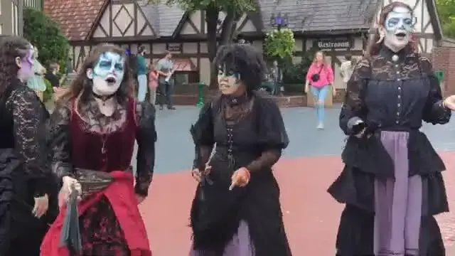 'Video thumbnail for Howl-O-Scream Williamsburg Highlights featuring Clown Town and KILLarney DInEr: Condemned'