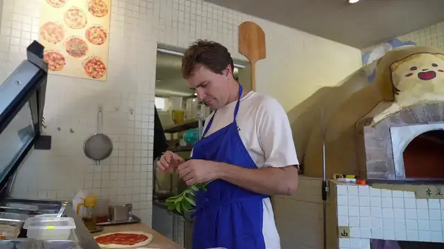 Video thumbnail for China: American Makes Hui-Style Pizza in Huangshan.