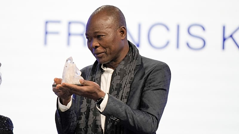 Video thumbnail for Burkinabé architect Francis Kere builds sustainable cultural centre in Senegal