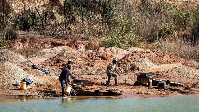 Video thumbnail for South Africa: Illegal mining putting Johannesburg infrastructure at risk