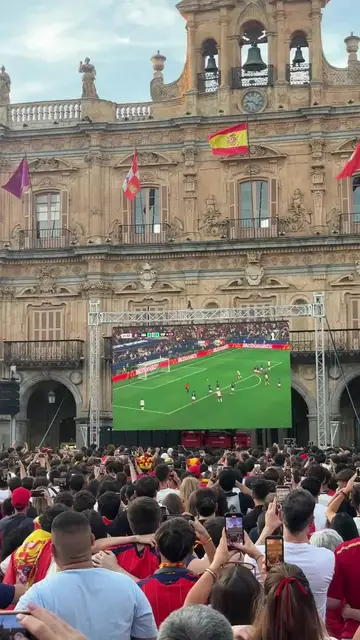Video thumbnail for Plaza Mayor Erupts as Spain Scores against France