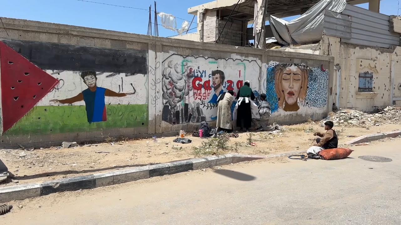 Video thumbnail for Gaza artists paint mural in support of Global Sumud Flotilla.