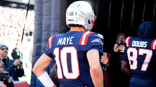 Video thumbnail for Drake Maye & Caleb Williams Learn Quarterback Discipline