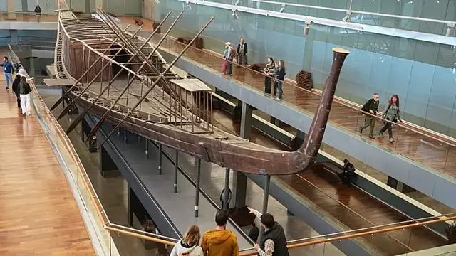 Video thumbnail for Egypt museum restores ancient boat as visitors watch