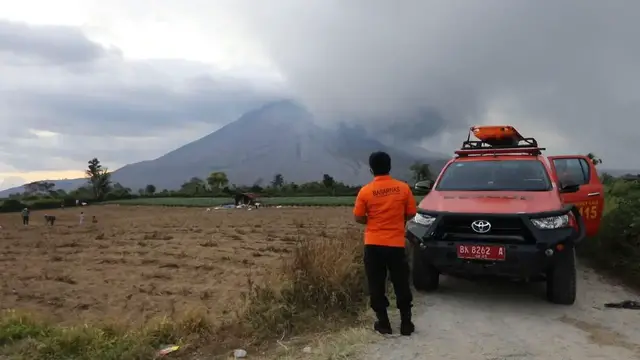 Video thumbnail for Indonesia: Indonesia's Mount Sinabung erupts, spewing ash 3,500 meters into sky.