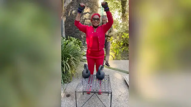 'Video thumbnail for Oldest woman to farmer's walk over 20m - 81-year-old Annie Judis'