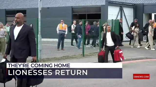 Video thumbnail for Moment Lionesses arrive home to huge cheers after phenomenal Euro 2025 triumph - WATCH