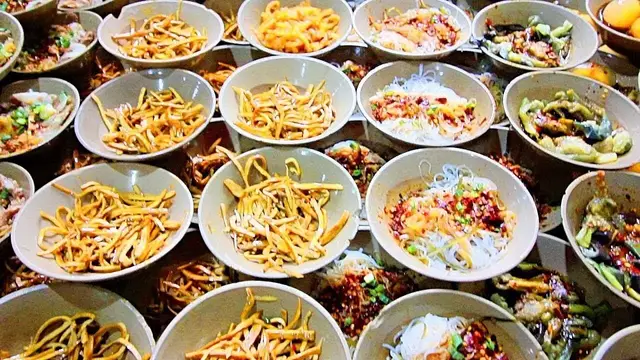 'Video thumbnail for CHINESE STREET FOOD - 10X SPICY HOTPOT in CHINA - Sichuan Hotpot + Street Food tour in Chongqing'