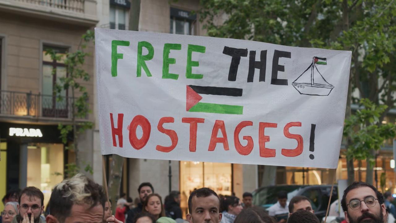 Video thumbnail for Spain: Protesters in Barcelona demand release of Global Sumud Flotilla activists.