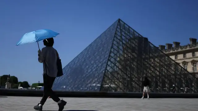 Video thumbnail for France tries to handle extreme temperatures as heatwave carries on