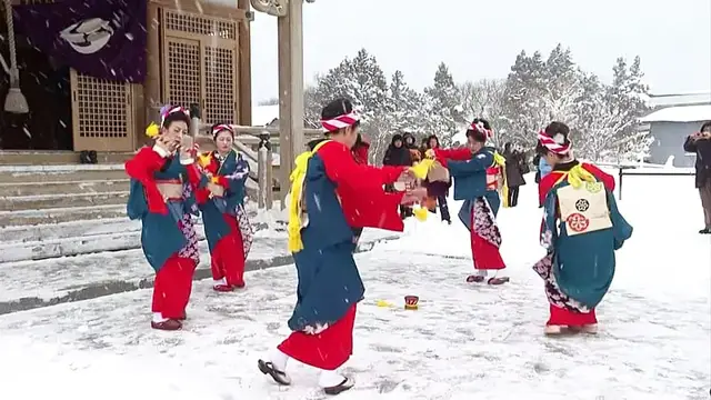Video thumbnail for Japan: Traditional rice pounding ceremony held in snowy Aomori village