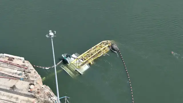 Video thumbnail for US: Huge Shipyard Crane Collapses Into South Carolina River.
