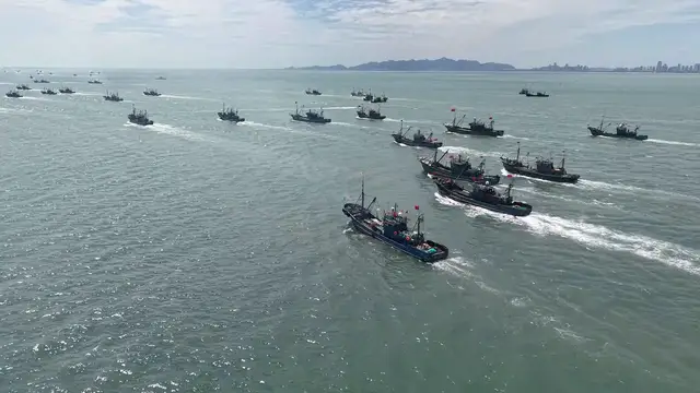 Video thumbnail for China: Fishing Boats Autumn Fishing.