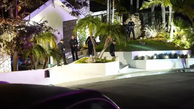 Video thumbnail for US, Los Angeles: Brentwood Break-in Suspects Flee Before Police Arrival.