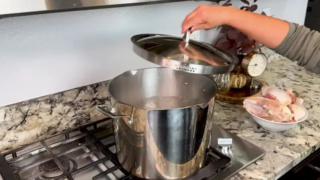 Video thumbnail for How to Make Pozole Verde de Pollo Green Chicken Pozole(720P_60FPS)