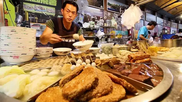 'Video thumbnail for Taiwan's BIGGEST Street Food Night Market - $2 STREET FOOD @ Fengjia Night Market in Taichung (逢甲夜市)'