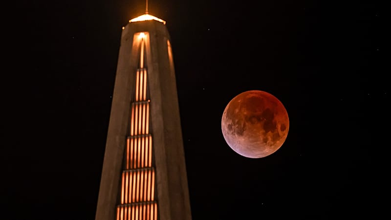 Video thumbnail for Blood-red tinted moon graces Mexico City skies during total lunar eclipse