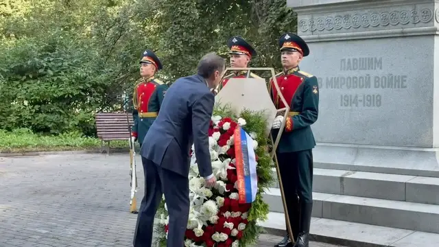 Video thumbnail for Russia: Wreath laying ceremony at memorial obelisk to those killed in WWI.