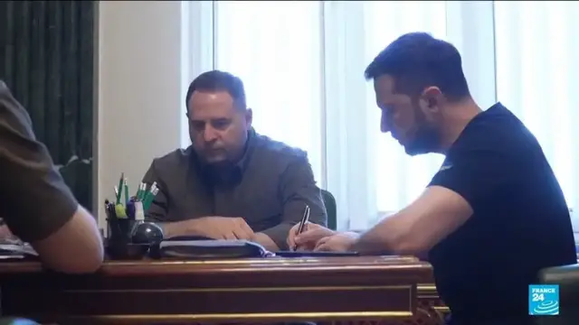 Video thumbnail for Zelensky removes top aide and negotiator after anti-graft raids