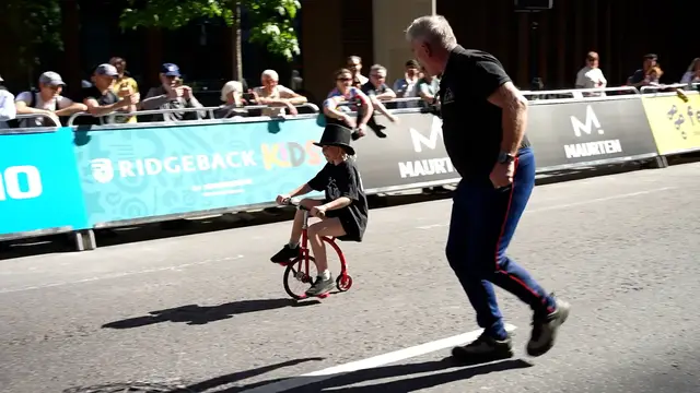 Video thumbnail for Smallest rideable penny farthing - 29 cm front wheel (11.4 in) built by Dan Bolwell