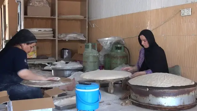 Video thumbnail for Iraq: Kurdish Women Bake Traditional Bread.