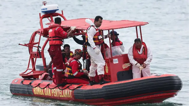 Video thumbnail for 21 dead, search continues after refugee boat sinks near Malaysia, Thailand