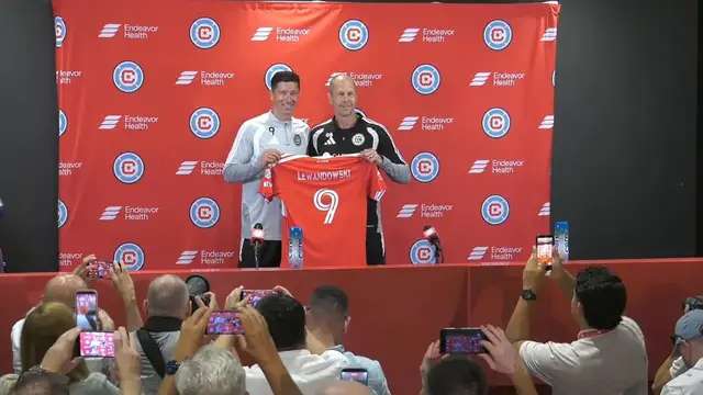 Video thumbnail for US: Chicago Fire FC introduces Robert Lewandowski.