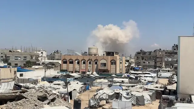 Video thumbnail for Israeli forces launch heavy bombardment in Gaza's Khan Younis.