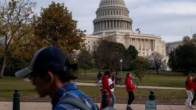 'Video thumbnail for US shutdown fallout: Tourist attractions closed in Washington, DC'