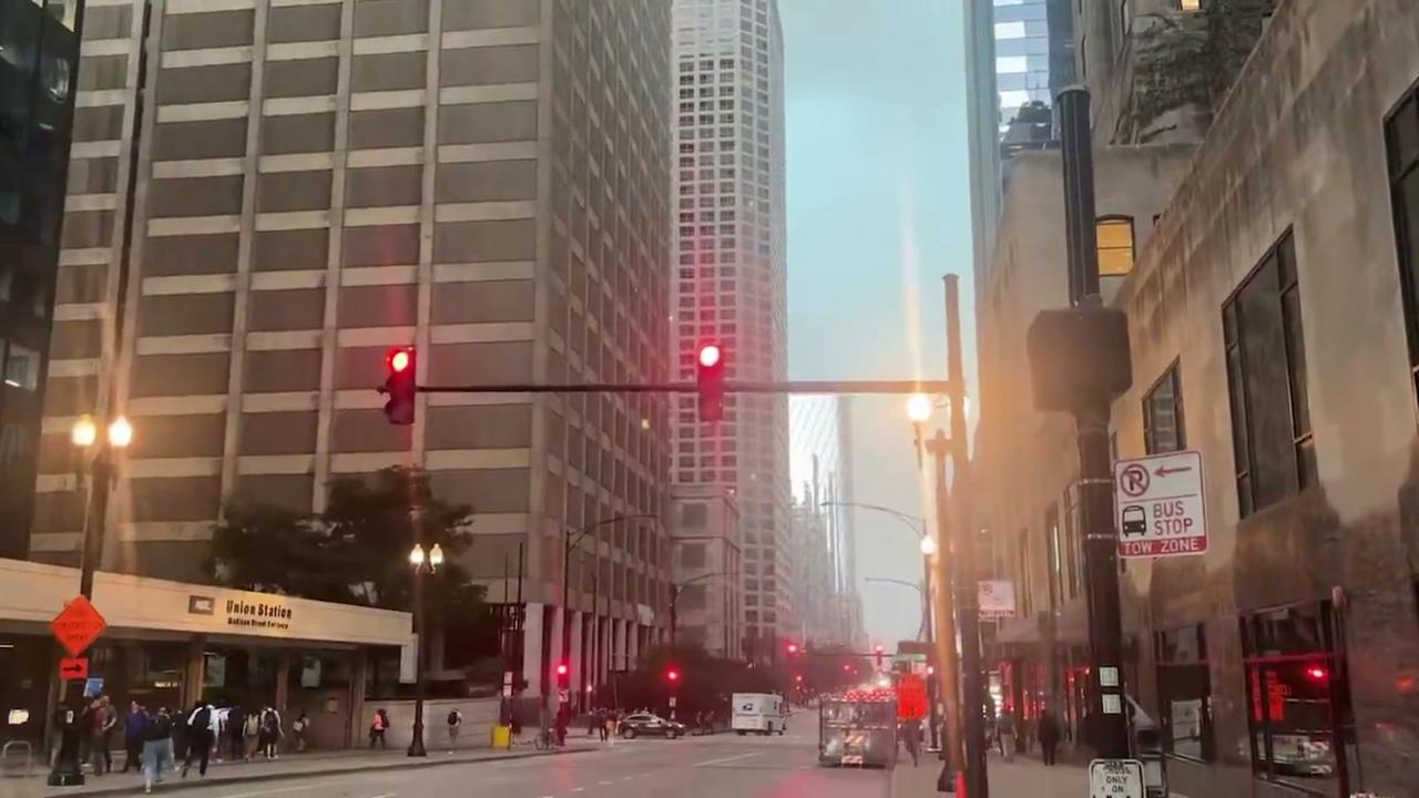 Video thumbnail for US: People Rush For Cover As Powerful Storm Strikes Downtown Chicago.