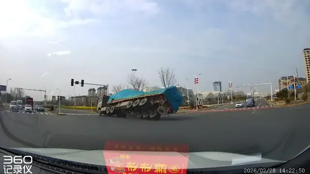 Video thumbnail for Truck Overturns While Turning at Anhui Intersection