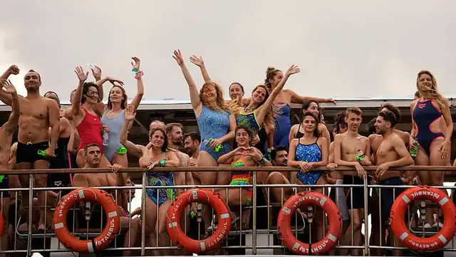 'Video thumbnail for More than 2,800 swimmers cross continents in Istanbul’s Bosphorus event'