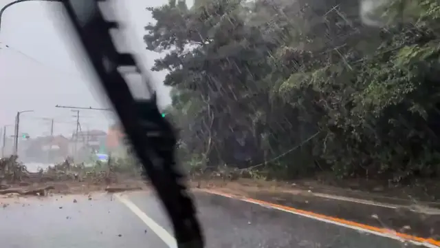 Video thumbnail for Japan: Typhoon Dujuan Causes Landslides Across Kanto Region 3.