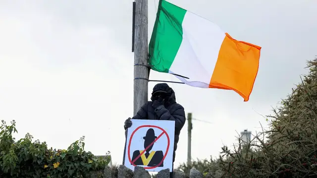 Video thumbnail for Northern Ireland protesters block Orange Order march into Catholic area