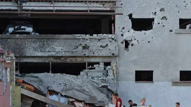 Video thumbnail for Russia and Ukraine trade strikes: Missile and drone attacks hit major cities