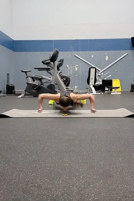 Video thumbnail for Most knuckle push ups in one minute (female)  81 by Auralee Strege