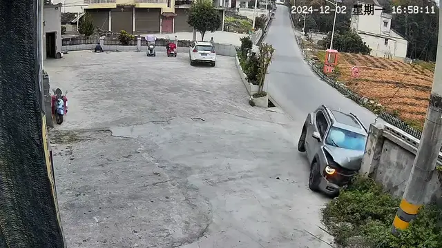 Video thumbnail for Car Smashes Into Wall in Hubei, Driver Hurt