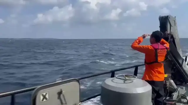 Video thumbnail for Indonesia: 1 dead, 24 missing after passenger boat sinks off Indonesia's South Sulawesi.