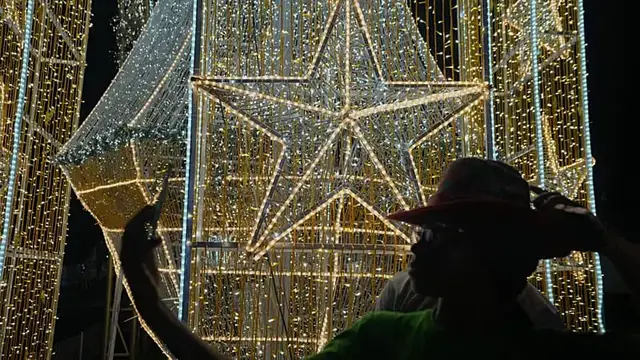 Video thumbnail for Nigerians marvel at Lagos Christmas lights despite national insecurity