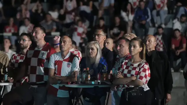 Video thumbnail for Bosnia and Herzegovina: Croatia fans gather in Bosnia to watch World Cup match against England.