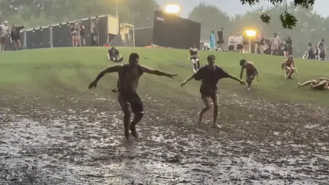 Video thumbnail for US: Mudslide Chaos As Shaky Knees Festivalgoers Slide Down Soaked Atlanta Hillside.