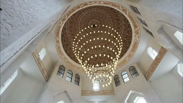 Video thumbnail for Beautiful luxury Chandeliers