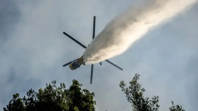 Video thumbnail for Two firefighting helicopters crash while Greece fights coastal wildfires