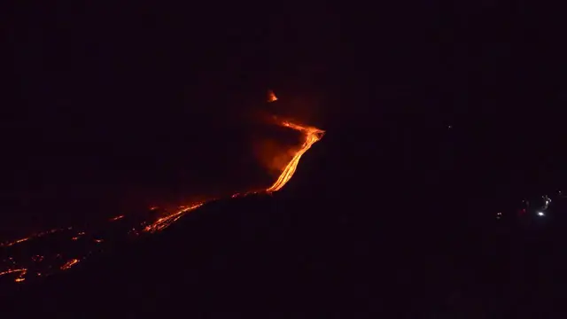 Video thumbnail for Italy: Mount Etna enters new paroxysmal phase with intense activity at Voragine crater.