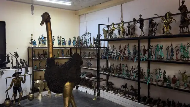 Video thumbnail for Burkina Faso: Burkina Faso’s artisanal village keeps traditions alive in capital.