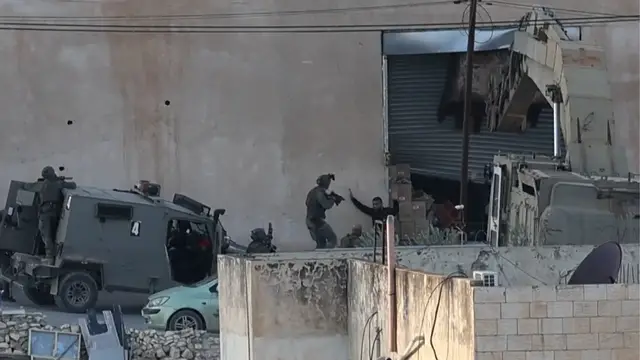 Video thumbnail for Video shows Israeli soldiers shooting surrendering Palestinians in Jenin