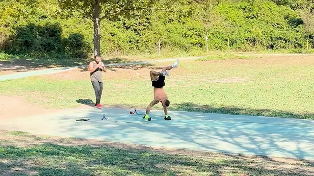 Video thumbnail for Fastest 10m walking on the hands with 5kg dumbbells - 16.71 seconds by Tommaso Sgrulletti