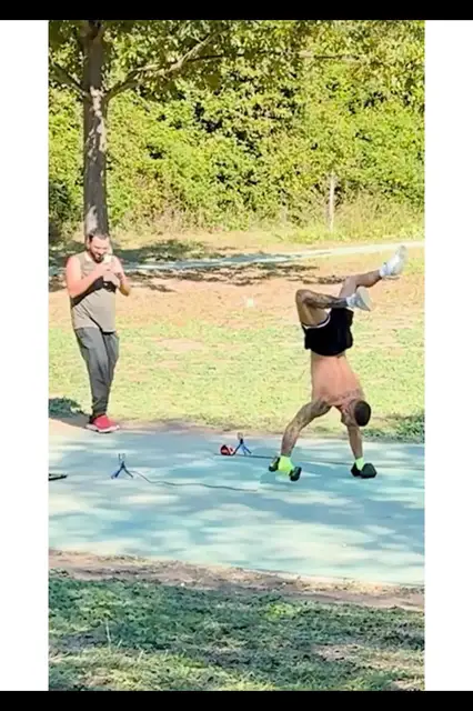 Video thumbnail for Fastest 10m walking on the hands with 5kg dumbbells - 16.71 seconds by Tommaso Sgrulletti